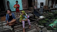 Berdasarkan hasil penelitian UNICEF, pemberlakuan PSBB berdampak besar pada penghasilan pekerja sektor informal. Padahal pekerja ini juga memiliki keluarga. Turunnya penghasilan kepala keluarga memberi pengaruh langsung pada kesejahteraan anak.