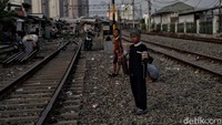 Dalam diskusi yang mengambil tema besar Dampak Sosial Ekonomi COVID-19 pada Anak-Anak di Indonesia, Angga menuturkan, saat ini hanya 52 juta penduduk di Indonesia yang bisa dianggap memiliki pendapatan yang aman. Sementara sebagian besar dari 115 juta penduduk Indonesia yang diklasifikasikan sebagai calon kelas menengah masih dalam kategori rentan kesejahteraan.