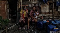 PSBB yang sedang diperlakukan membuat calon kelas menengah kehilangan penghasilan. Kehilangan pendapatan rumah tangga yang terjadi secara tiba-tiba menimbulkan ketidakstabilan situasi ekonomi keluarga dan dapat berujung pada kemiskinan.