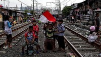 Sejumlah anak tampak asyik bermain di kawasan pemukiman kumuh Ancol, Jakarta Utara, saat penerapan PSBB secara ketat tengah diberlakukan guna menekan angka kasus COVID-19 di Ibu Kota.