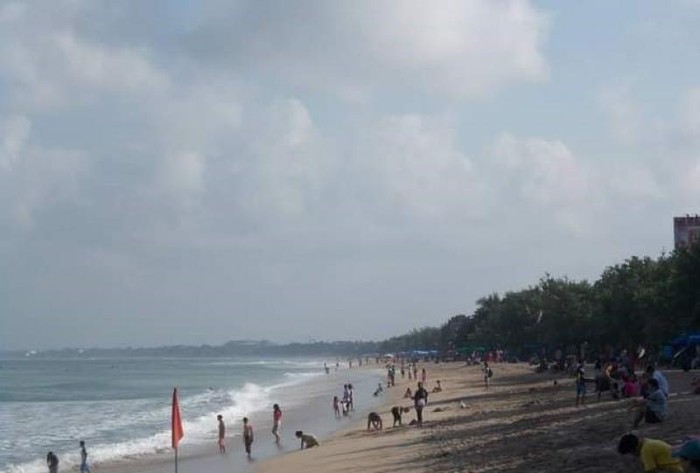 Bali terkenal dengan pantai-pantainya yang indah. Salah satu yang paling terkenal adalah Pantai Kuta yang selalu menawan.