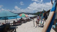 Jajaran kursi yang disediakan untuk pengunjung menikmati pantai. (Foto: Lena Ellitan/dtraveler)