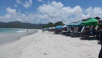 Hamparan pasir putih Pantai Selong Belanak. (Foto: Lena Ellitan/dtraveler)
