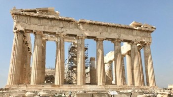 Pada pertengahan abad ke-5 SM, ketika negara-kota Yunani, Athena, sedang naik daun menyusul kekalahan invasi Persia (dan sebelum Perang Peloponnesia yang membawa bencana ), pemimpin terkenal Pericles memerintahkan proyek pembangunan besar-besaran di Acropolis, yaitu benteng tinggi yang menghadap ke kota. Pembangunan bangunan utama, sebuah kuil untuk Athena, dimulai pada tahun 447 SM dan berlanjut hingga sekitar tahun 438 SM , ketika patung dewi emas dan gading berukuran besar dipasang di dalamnya. Kecepatan konstruksi tercatat bahkan di zaman kuno, dan dikomentari oleh Plutarch dalam bukunya Life of Pericles . Foto: Ristiyanti Handayani/dtraveler