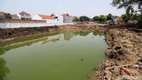 Sejumlah alat berat dikerahkan untuk melakukan pengerukan di lokasi proyek pembangunan waduk.