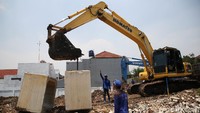 Beton-beton untuk saluran air telah disiapkan di lokasi pembangunan waduk.