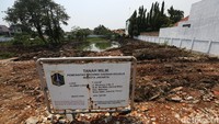 Waduk dibangun di lahan milik Pemprov DKI Jakarta.