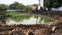 Sejumlah alat berat melakukan pengerukan saat membangun waduk Pilar Jati.