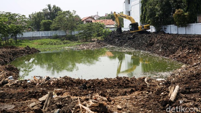 Pembangunan Waduk Pilar Jati Petugas dari Dinas Sumber Daya Air menggunakan kendaraan alat berat saat menyelesaikan pembuatan Waduk Pilar Jati di Cipinang Melayu, Kecamatan Makassar, Jakarta Timur. Pemprov DKI Jakarta membuat waduk diharapkan dapat mencegah banjir yang kerap melanda kawasan Cipinang Melayu.