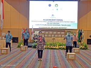 Dharma Wanita Kemenhub Beri 200 Paket Sembako ke Driver Taksi Bandara