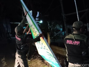 Alat Peraga Kampanye di Trenggalek Ditertibkan. Baliho Besar Menyusul