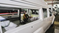 Perakitan mobil ambulans meningkat selama pandemi COVID-19.