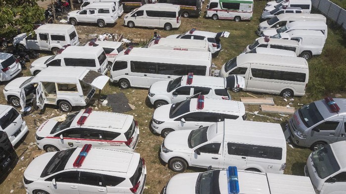 PERAKITAN MOBIL AMBULANS MENINGKAT SAAT PANDEMI Foto udara mobil ambulance yang sedang dalam proses perakitan di Babelan, Kabupaten Bekasi, Jawa Barat, Jum'at (25/9/2020). Perakitan mobil ambulans meningkat 100 persen menjadi 700 unit saat pandemi COVID-19 dengan harga Rp20 juta hingga Rp1,5 milliar. ANTARA FOTO/ Fakhri Hermansyah/pras.
