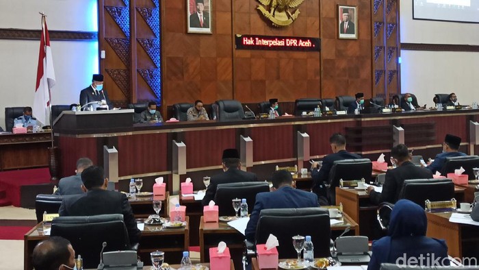 Plt Gubernur Aceh Nova Iriansyah menyampaikan jawaban terhadap pertanyaan yang diajukan DPRA dalam hak interpelasi.