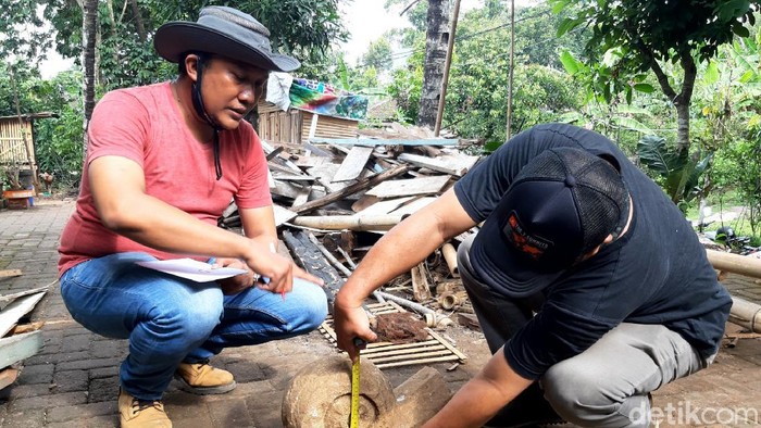 Potongan batu diduga struktur pipi tangga candi yang ditemukan petani di Dusun Ngablak, Desa Candirejo, Ungaran Barat, Kabupaten Semarang.
