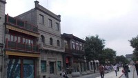 Jajaran bangunan di Jalan Qianmen. (Foto: Lena Ellitan/dtraveler)*** Artikel ini merupakan kiriman pembaca detikTravel, Lena Ellitan dan sudah tayang di dTravelers Stories. Anda punya pengalaman liburan lainnya, segera kirim ke detikTravel lewat tautan ini.