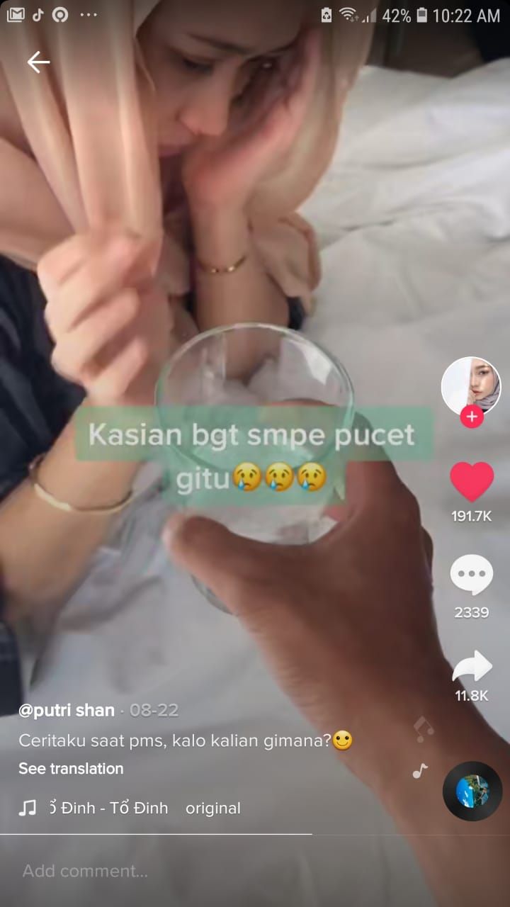 Idaman! Pria Ini Bawakan Air Hangat dan Makanan untuk Pacarnya yang PMS