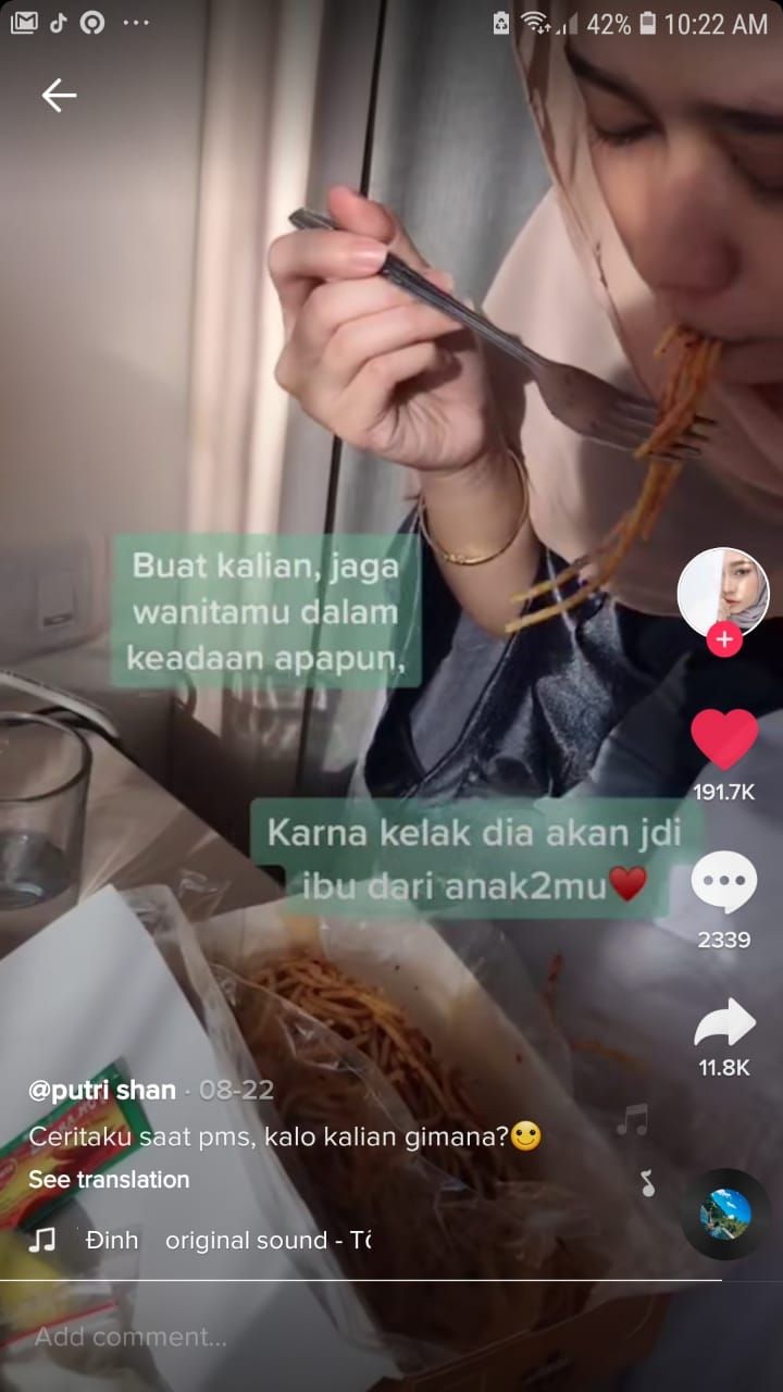 Idaman! Pria Ini Bawakan Air Hangat dan Makanan untuk Pacarnya yang PMS