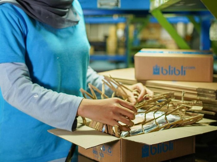 Blibli mendaur ulang kardus menjadi filler material yang bisa dijadikan sebagai bahan pengganti plastik bubble wrap.