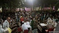 Ratusan anak-anak muda yang nongkrong di Jalan Ketabang Kali di rapid test on the spot oleh petugas gabungan Satpol PP Kota Surabaya, BPB Linmas, Polisi dan TNI serta Dinas Kesehatan Kota Surabaya. Mereka tidak bisa berkutik saat petugas mendatangi lokasi.