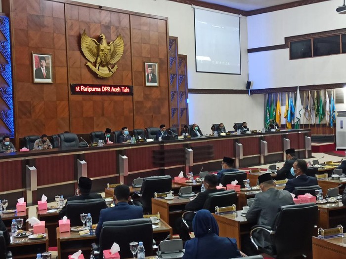 Rapat paripurna dalam rangka penyampaian jawaban terhadap penggunaan hak interpelasi DPR Aceh (Agus Setyadi/detikcom)