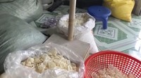 Seorang wanita berusia 34 tahun, yang diketahui merupakan pemilik pabrik mengaku bahwa ia membeli kondom bekas itu dari seorang pria. Kondom bekas itu kemudian dicuci dan dikemas ulang ke dalam kemasan plastik untuk kembali diedarkan ke masyarakat. VTV via AP Photo.