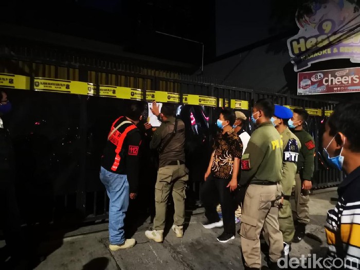 Petugas gabungan merazia sebuah tempat hiburan malam di Surabaya yang nekat buka di tengah pandemi COVID-19. Yakni 9 Heaven Karaoke & Resto yang berada di Jalan Ngagel Jaya.