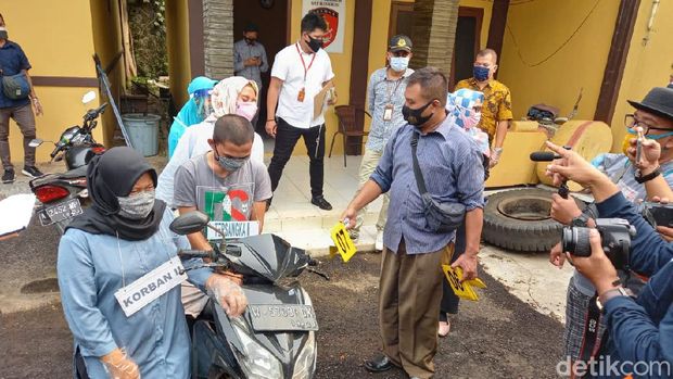 Polres Lebak menggelar rekonstruksi kasus pembunuhan yang dilakukan suami istri, IS (27) dan LH (26), kepada anak perempunya yang berumur delapan tahun.