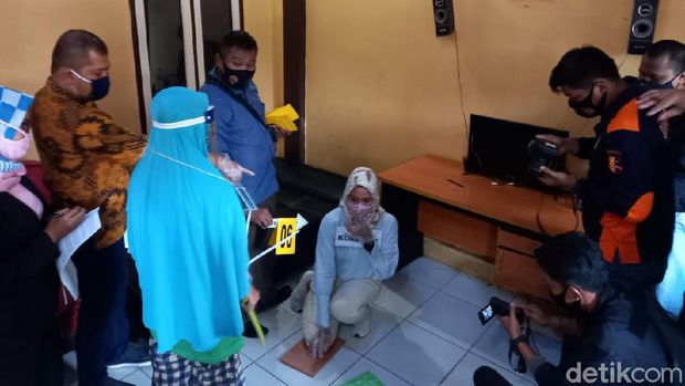 Polres Lebak menggelar rekonstruksi kasus pembunuhan yang dilakukan suami istri, IS (27) dan LH (26), kepada anak perempunya yang berumur delapan tahun.