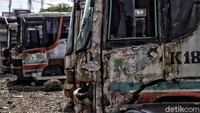Beroperasi sejak tahun 1975 kini bus Pluit Jaya tinggal kenangan, pasalnya bus tersebut sudah tidak terawat lagi.