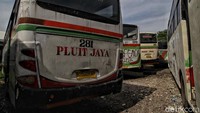 Banyak bus yang sudah tidak layak beroperasi. Bahkan kepala pool Pluit Jaya mengatakan siap menjual secara kiloan.