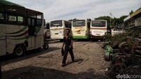 Masuknya virus COVID-19 di Indonesia membuat keterpurukan bus Pluit Jaya kian bertambah, pasalnya tidak ada penyewaan untuk pariwisata. 