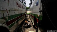 Pekerja tengah mereparasi salah satu bus di pool Pluit Jaya, Jakarta Utara, Jumat (25/9/2020).