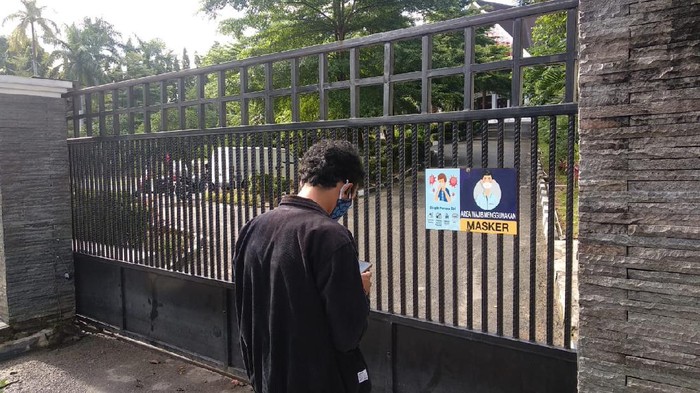 Rumah Dinas Wali Kota Samarinda ditutup sementara karena ada petugas Satpol PP yang positif COVID-19.