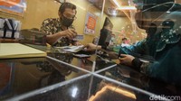 Biasanya di sini petugas melayani hingga 400 warga, kini hanya 50 pemohon.