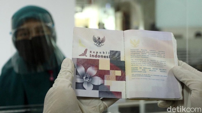 Sabar, Aturan Paspor 10 Tahun Belum Berlaku Masa berlaku paspor diperpanjang menjadi 10 tahun lewat Peraturan Pemerintah (PP) 51 Tahun 2020 tentang keimigrasian. Namun saat ini aturan tersebut belum berlaku.