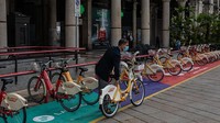 Selain itu, otoritas setempat pun mendorong masyarakat untuk beraktivitas dengan menggunakan sepeda maupun skuter listrik. Hal itu bukan tanpa alasan, kedua transportasi tersebut dinilai dapat membantu mencegah penyebaran virus Corona.