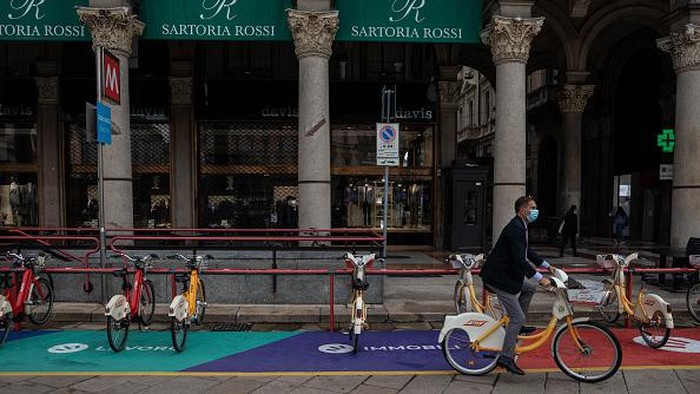 Penggunaan sepeda-skuter listrik jadi upaya warga Italia untuk cegah virus Corona. Pasalnya, dua transportasi itu dianggap dapat bantu warga terapkan jaga jarak