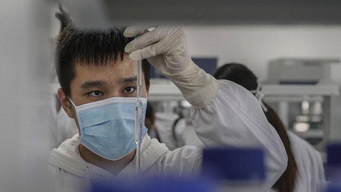 Vaksin virus Corona dari Sinovac dikabarkan siap edar ke seluruh dunia awal 2021. Seperti apa proses pembuatan vaksin yang kini sedang jalani uji klinis itu?