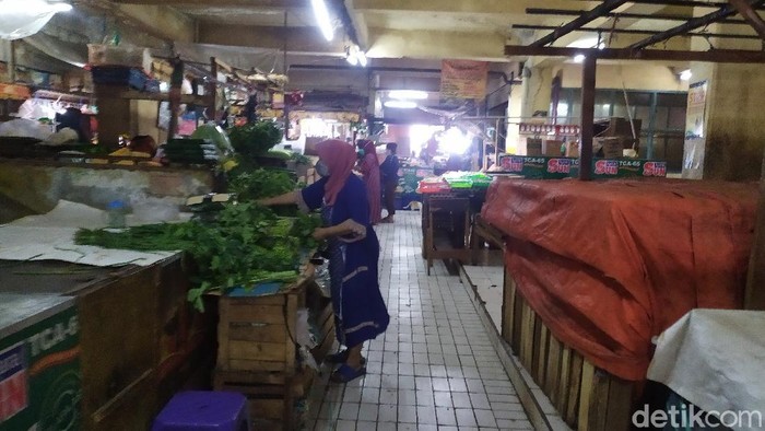 Situasi di Pasar Slipi Jakarta Barat yang buka kembali hari ini, Jumat (25/9).
