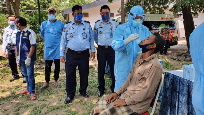 Lapas Klas I Surabaya di Porong-Sidoarjo gerak cepat setelah 47 napi dan 1 pegawai positif COVID-19. Puluhan napi tersebut dievakuasi ke sel isolasi khusus perawatan. Sedangkan seorang pegawai itu diminta isolasi mandiri.