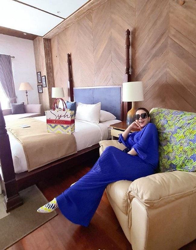 Menurut adik Syahrini, tas produksinya berbeda dengan Dior dari segi motif dan detail. Untuk detail tasnya, dia menambahkan resleting. Aku nggak terlalu sering pakai tote bag karena terbuka, oblak-oblak. Thats why aku terinspirasi pakein zipper di sini, kata Rani saat berbincang dengan Caren Delano via video call sambil menunjukkan tas produksinya. Foto: (princessyahrini/Instagram)