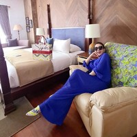 Menurut adik Syahrini, tas produksinya berbeda dengan Dior dari segi motif dan detail. Untuk detail tasnya, dia menambahkan resleting. Aku nggak terlalu sering pakai tote bag karena terbuka, oblak-oblak. Thats why aku terinspirasi pakein zipper di sini, kata Rani saat berbincang dengan Caren Delano via video call sambil menunjukkan tas produksinya. Foto: (princessyahrini/Instagram)