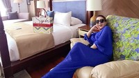 Gaya Syahrini mengabadikan kunjungannya di Plataran Bromo. 
