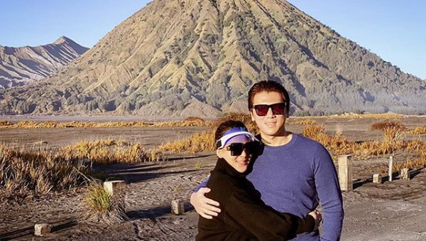 Liburan Manja ala Syahrini di Bromo dan Borobudur
