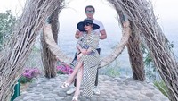 Syahrini membagikan liburan romantisnya bersama sang suami saat berlibur ke Jawa Tengah. 
