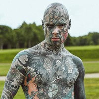 Tak heran memang mengingat ia menato hampir seluruh bagian tubuh termasuk kepala dan bola mata. Sylvain yang dikenal sebagai Freaky Hoody di Instagram disebut sebagai pria paling bertato di Prancis. Mengingat tatonya hampir menutupi semua bagian tubuh yang mana tak banyak dilakukan orang, tampaknya Sylvain juga salah satu guru paling bertato di dunia.  Foto: Instagram @freakyhoody