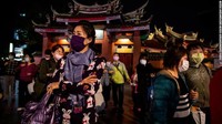 Di Taiwan secara keseluruhan, sebuah pulau dengan populasi sekitar 23 juta orang, hanya sekitar 500 kasus yang dikonfirmasi. Virus ini hanya menyebabkan 7 kematian sejak awal pandemi meski lokasinya hanya 130 kilometer dari China, tempat virus pertama kali terdeteksi. Keadaan di Kuil Hsing Tian Kong di bulan Maret.