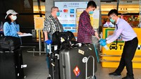 Salah satu alasan utama keberhasilan Taiwan dalam menanggulangi virus adalah kecepatan. Para pemimpin pulau itu dengan cepat bertindak ketika desas-desus virus tak dikenal menyebar secara online. Kota Wuhan, China jadi lokasinya dan laporan yang belum dikonfirmasi menyebut tentang pasien yang harus diisolasi. Ini kondisi Bandara Taoyuan di bulan Maret.