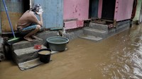 Tak hanya di Sukabumi, warga beraktivitas saat banjir di kawasan Kebon Pala, Jakarta, 22 September 2020. Berdasarkan data BPBD Provinsi DKI Jakarta yang disampaikan Kapusdatin BPBD DKI, M Insyaf, Selasa (22/9/2020), per pukul 06.00 WIB, ada 49 RT di 5 wilayah kota administrasi terendam banjir. CNN Indonesia/Adhi Wicaksono  